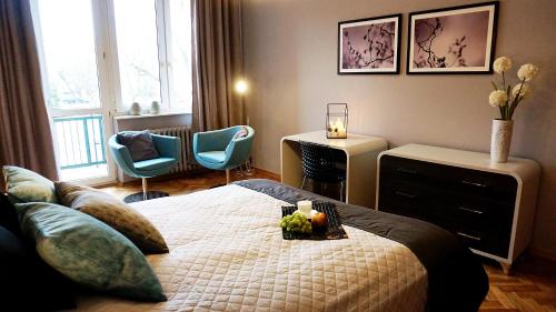 - une chambre avec un lit et un salon avec un canapé dans l'établissement DK Apartament Grunwaldzki, à Olsztyn