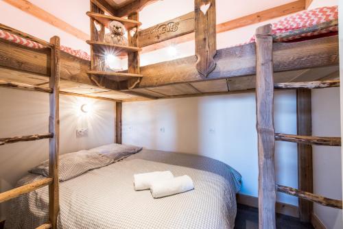 蒂涅的住宿－Tignes 301，一间卧室配有一张双层床和木梁