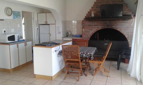 Oom Piet Accommodationにあるキッチンまたは簡易キッチン