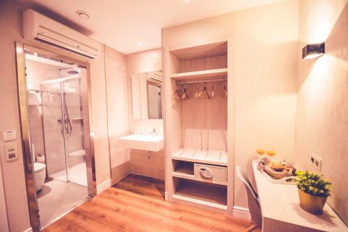 Un pequeño baño con lavabo y ducha. en Hostal Lisboa, en Madrid