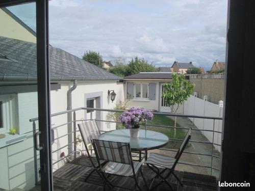 Agréable maison de ville avec jardin et parking privés, située près de la gare