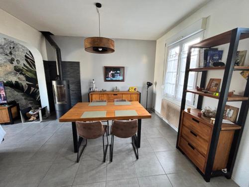 Agréable maison de ville avec jardin et parking privés, située près de la gare