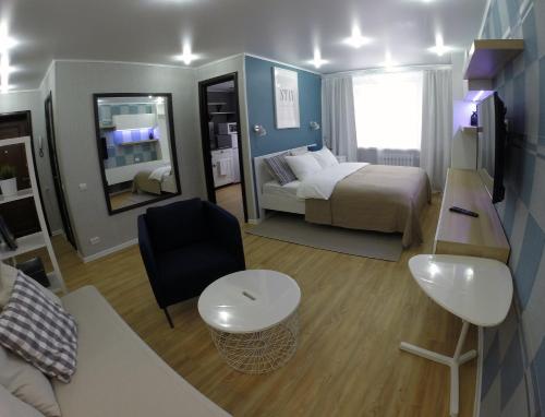 ペトロパブロフスク・カムチャツキーにあるApartment Perfect Homeのベッドとデスクが備わるホテルルームです。
