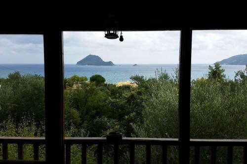LithakiaにあるVilla Anta house by the seaの窓から海の景色を望めます。