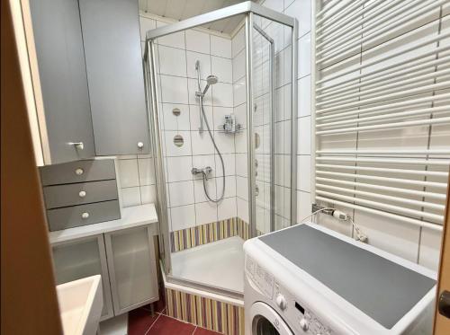 Stylish Apartment near Airport & Train