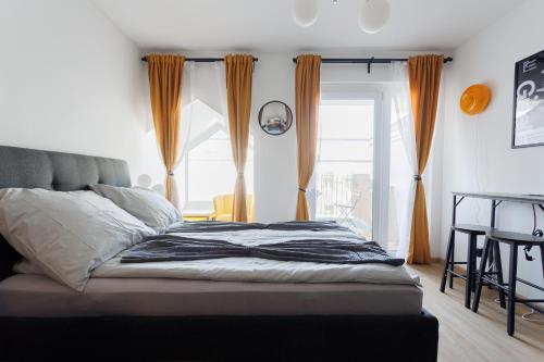 Long-Term Apartment near Central Station with Balcony