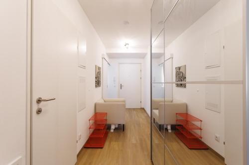 Long-Term Apartment near Central Station with Balcony