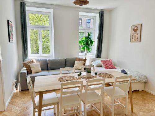 Stylish Renovated Apartment near Center