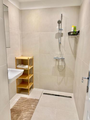 Stylish Renovated Apartment near Center