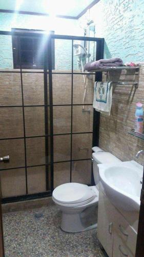 バギオにあるAffordable Baguio APTのトイレと洗面台付きのバスルーム
