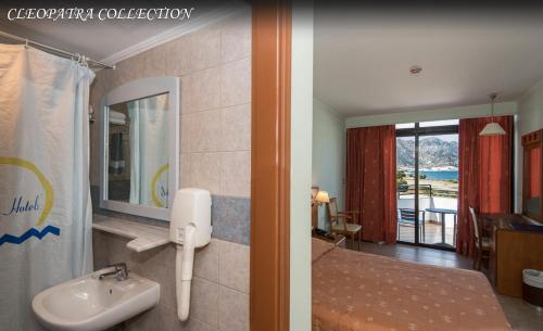 a bathroom with a sink and a mirror at Cleopatra Superior in Kardamaina