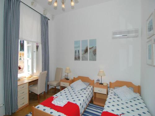 sypialnia z 2 łóżkami, biurkiem i biurkiem w obiekcie Apartment Royale w Dubrowniku