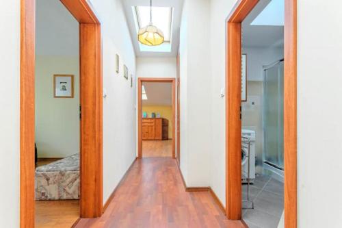 un pasillo con una puerta que conduce a un dormitorio en Apartament Fiszer en Sopot