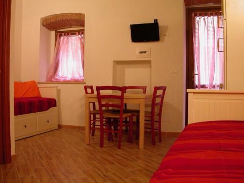 リオ・マリーナにあるRaffaella Apartmentのベッドルーム(テーブル、椅子、ベッド付)