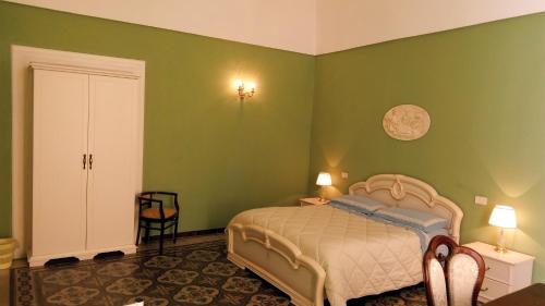 Un pat sau paturi într-o cameră la La Dimora