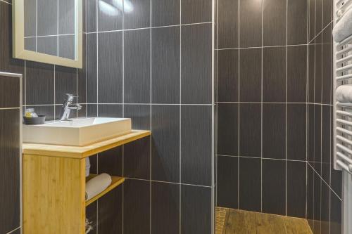 Ένα μπάνιο στο Hôtel-Spa-Piscine Le Petit Castel Beuzeville-Honfleur