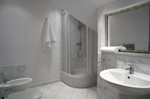 チェホチネクにあるDworek Aleksandriaのバスルーム(シャワー、洗面台、トイレ付)