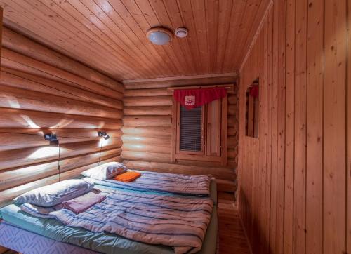 Postel nebo postele na pokoji v ubytování Lohi-Aslakin Lomamökit