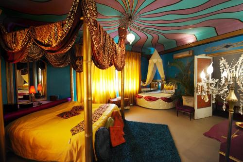 1 dormitorio con 1 cama en una habitación con techo en Abali' Gran Sultanato, en Palermo