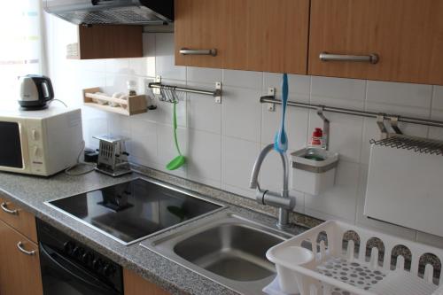 Una cocina o zona de cocina en Downtown Apartments