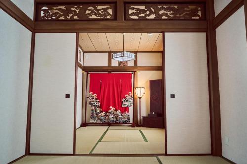 昭和レトロな3階建て一棟貸しで屋上テラスと写真撮影を楽しめる最大8名様の宿駅徒歩4分でなんば日本橋鶴橋へ直通空室期間はお得
