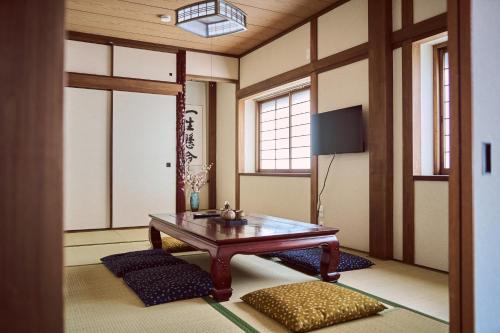 昭和レトロな3階建て一棟貸しで屋上テラスと写真撮影を楽しめる最大8名様の宿駅徒歩4分でなんば日本橋鶴橋へ直通空室期間はお得