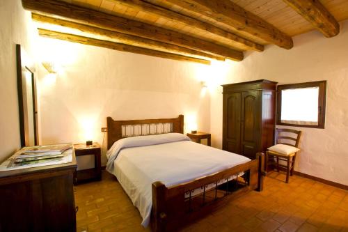 - une chambre avec un lit, une table et une chaise dans l'établissement Agriturismo Bassara Le Capanne, à Argenta