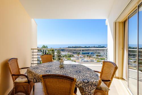 BnB Homes Ocean view Apartment with 3 spacious Terraces, 2 Swimming pools & Tennis court