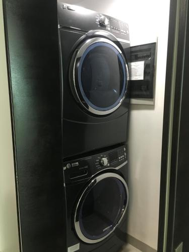 a washing machine and a dryer in a room at LUJO CONFORT SEGURIDAD Quo 101 in Guayaquil