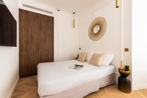 Elegant Parisian Apartment for 6 Boulevard Voltaire