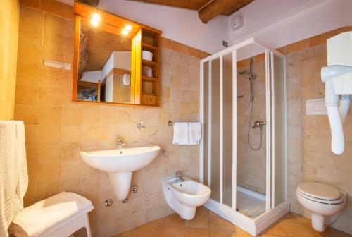 A bathroom at Hotel Ristorante Centrale