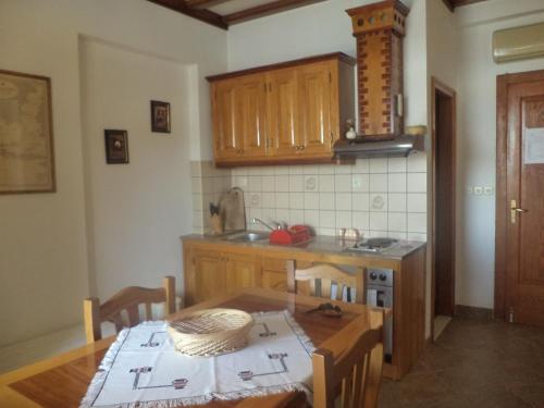 kuchnia z drewnianym stołem i stołem i krzesłami w obiekcie Villa Maria w mieście Lastovo