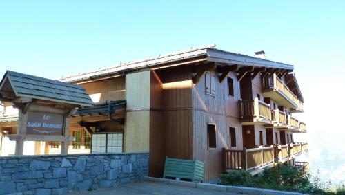 Résidence Saint Bernard - Appartement de charme pour 6 personnes, dans une résidence skis aux pieds avec accès piscine et parking privé dans le village du MAE-8971