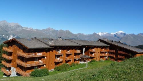 Résidence Saint Bernard - Appartement de charme pour 6 personnes, dans une résidence skis aux pieds avec accès piscine et parking privé dans le village du MAE-8971