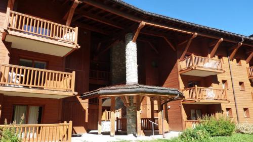 Résidence Saint Bernard - Appartement de charme pour 6 personnes, dans une résidence skis aux pieds avec accès piscine et parking privé dans le village du MAE-8971