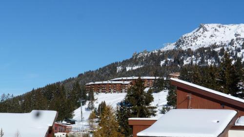 Résidence Saint Bernard - Appartement de charme pour 6 personnes, dans une résidence skis aux pieds avec accès piscine et parking privé dans le village du MAE-8971