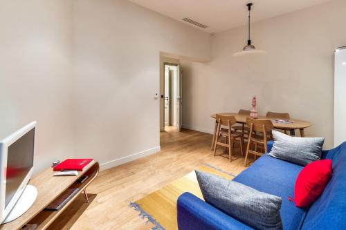 Cosy 1BR apartment with AC, next to Avenue Montaigne