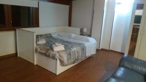una camera con letto bianco di La Mansarda di Pupillo a Francavilla Fontana