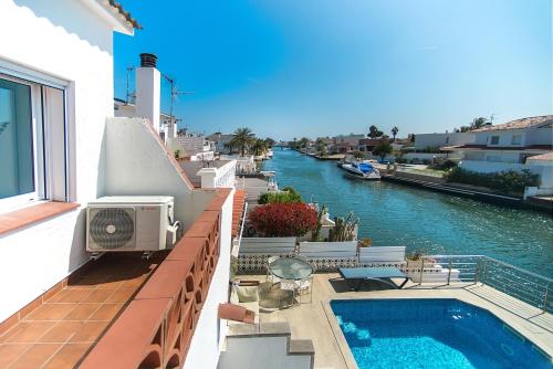 WELCS CASA 494 EMP con piscina y vista al canal