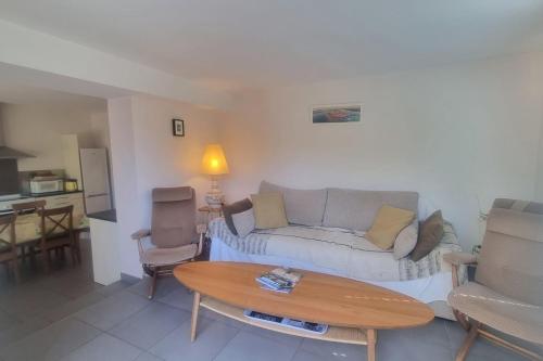 Large family apart with garden close to the beach