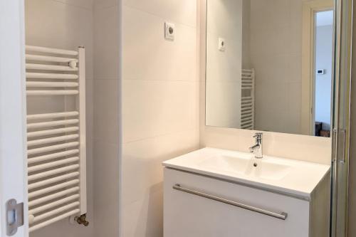 Apartamento con balcón y parking para 6