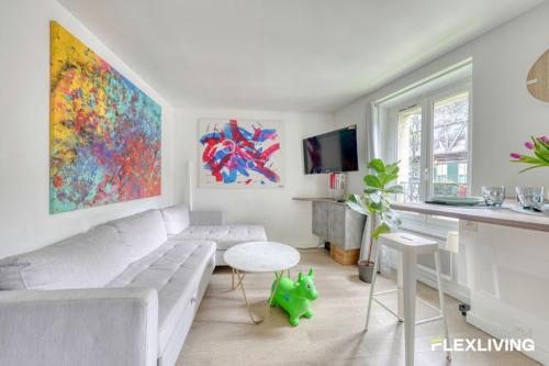 Beautiful and bright elegant Parisian 1-bedroom apartment