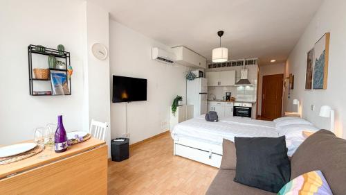 Modern Studio, 400m to beach, Pool