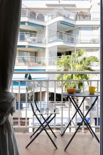 LE PALM BEACH aperçu mer avec balcon et proche des plages