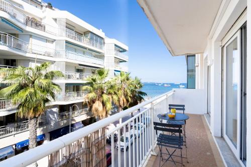 LE PALM BEACH aperçu mer avec balcon et proche des plages
