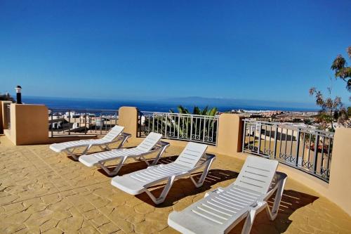 Cozy Townhouse With Ocean Views in Costa Adeje