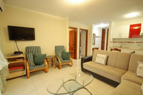 Two bedroom apartment in beachfront complex with pool in Playa de Las Américas.
