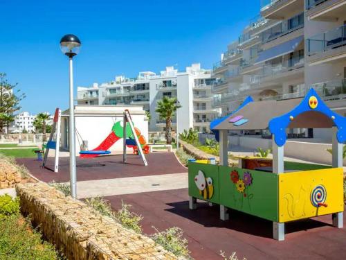 Marina Real II, 2 bedroom & 2 bathroom apartment with pool views