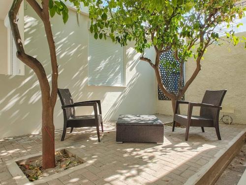 Retro Modern Getaway in Elliniko K1