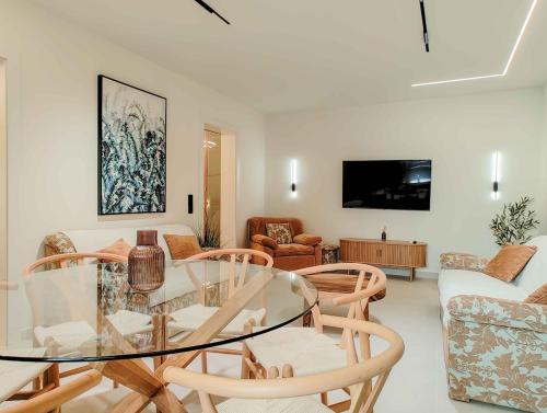 Retro Modern Getaway in Elliniko K1